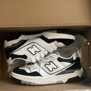 new balances 550 in black and white | fits a women’s 6.5 sneaker size